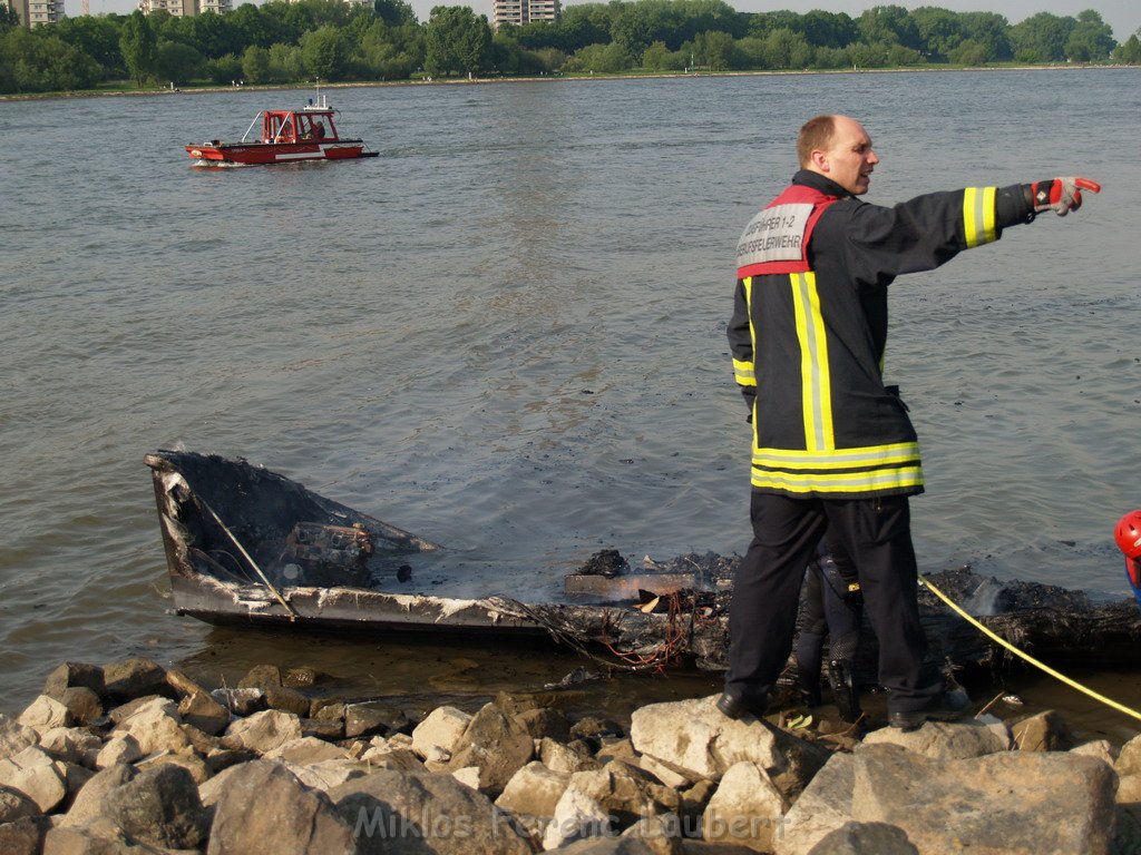 Kleine Yacht abgebrannt Koeln Hoehe Zoobruecke Rheinpark P079.JPG